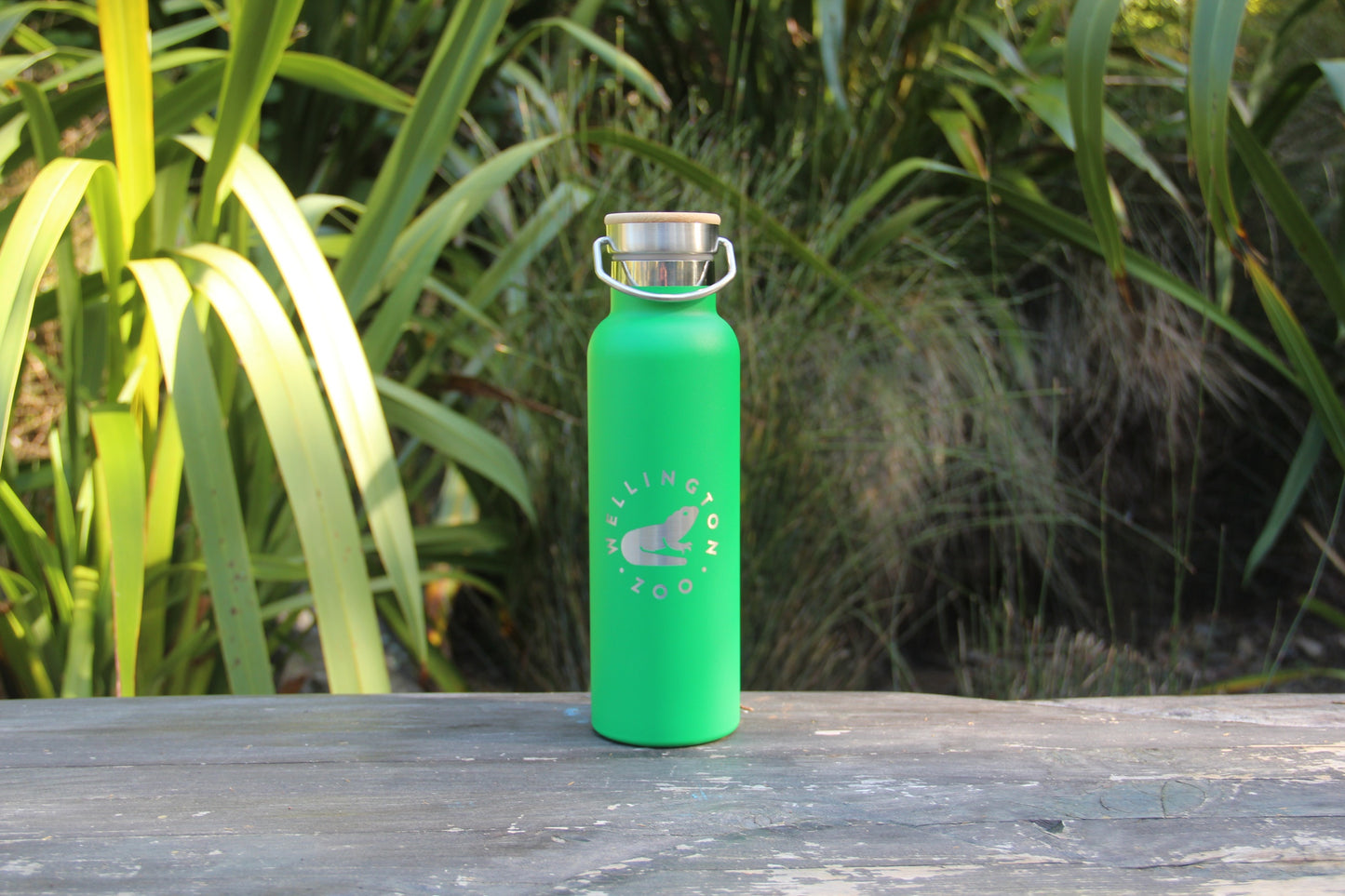 Deco Vacuum Drink Bottle - Kelly Green with Tuatara Engraving